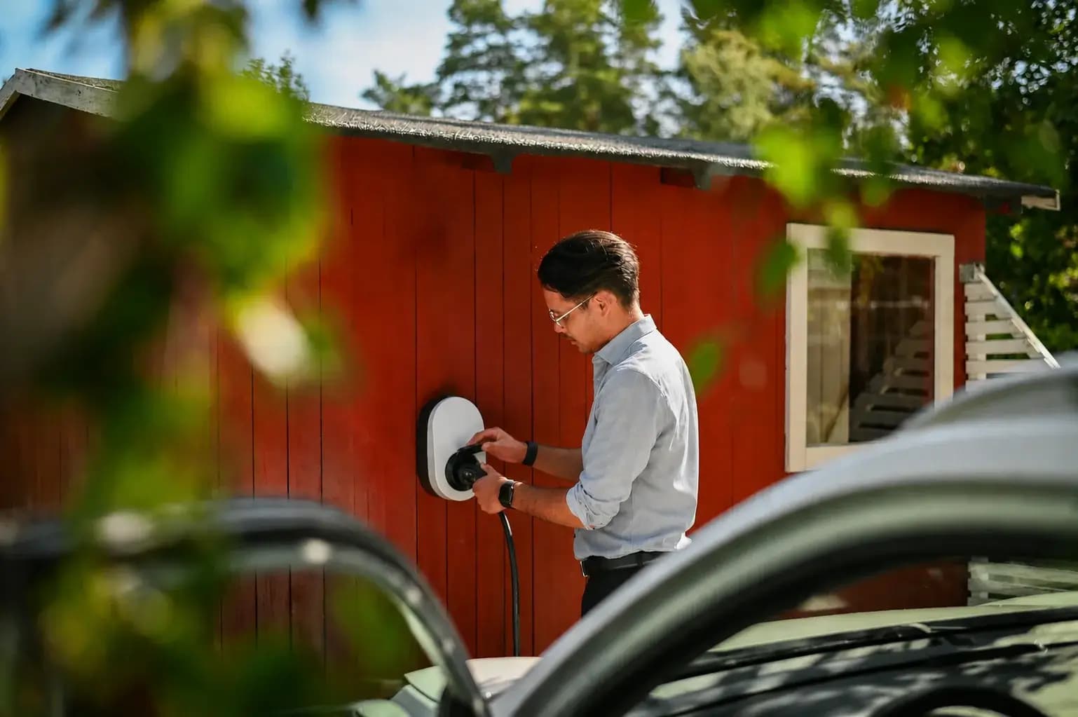 Laddbox installerad vid rött hus