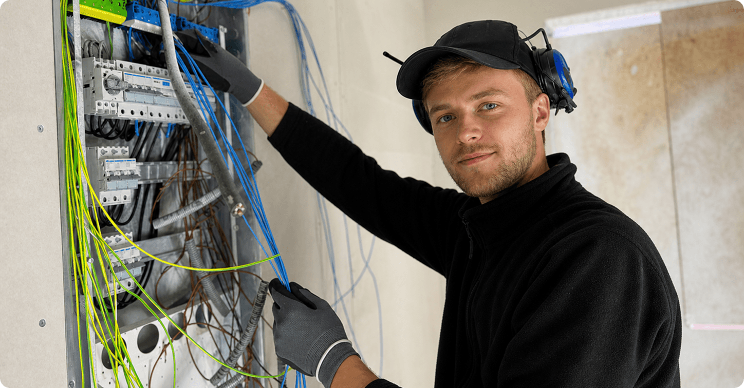 Elektriker arbetar vid elcentral